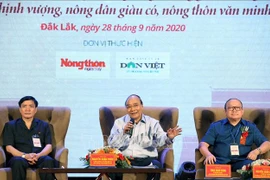 越南政府总理阮春福与中部西原地区农民进行对话