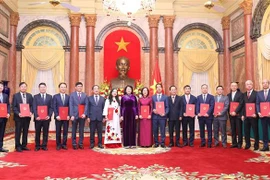 14名外交干部被授予和晋升大使衔级