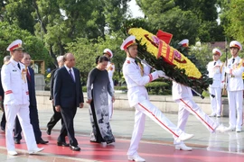  越南党和国家领导人向英雄烈士敬献花圈
