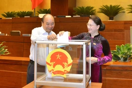 第十三届国会第九次会议通过国家选举委员会副主席和委员名单