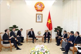 阮春福会见美国国际发展金融公司首席执行官亚当• 伯勒尔