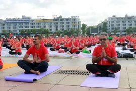  越南举行千人瑜伽活动 响应国际瑜伽日