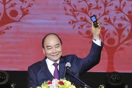 政府总理阮春福参加发短信为穷人捐款活动