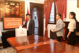 越南驻阿根廷大使馆为越南中部灾民进行捐款