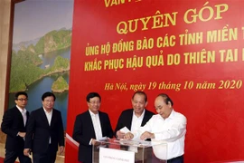 政府领导人参加为中部洪水灾民捐款活动
