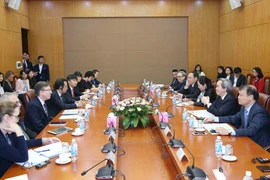 越共中央经济部长阮文平会见美国东盟商务委员会代表团