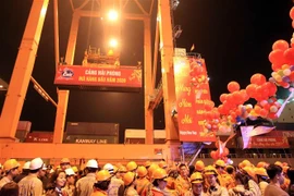 海防港迎接2020年新年首批货物进港