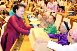 国会主席阮氏金银与300位越南英雄母亲会面