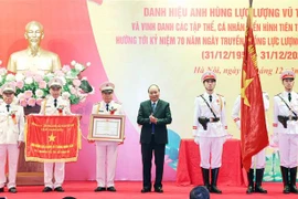 越南政府总理阮春福向公安部安全调查局授予人民武装力量英雄称号