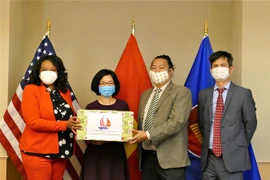 越南驻美国大使馆向美国首都华盛顿赠送口罩