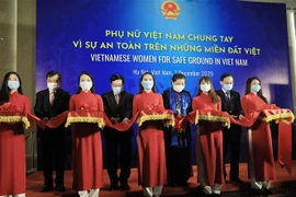  “越南妇女携手维护越南各地的安全”展览会在河内举行