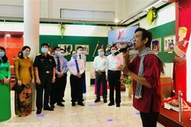 “越南共产党--历史烙印”摄影展在芹苴市开展