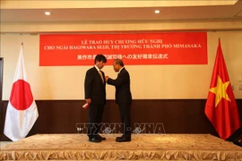 越南向日本美作市市长授予友谊勋章