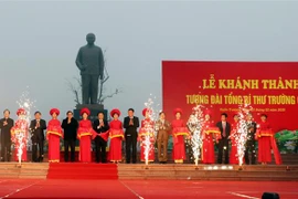长征总书记塑像正式落成