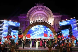胡志明市举行特别文艺晚会 庆祝越南共产党成立90周年