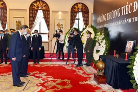 杨洁篪等中国中央和部委领导前往越南驻中国大使馆吊唁黎可漂同志逝世