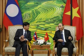 越南政府总理阮春福会见老挝总理通伦一行