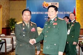 2020东盟轮值主席年：越南国防部长吴春历与老挝国防部长占沙蒙•占雅拉举行会晤