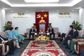 越南平阳省与老挝各省市加强合作关系