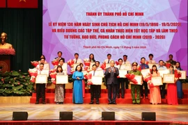 胡志明主席诞辰130周年：河内和胡志明市数百名优秀青年受表彰