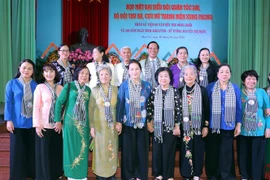 国会主席阮氏金银出席长发军、秋河部队和前女先锋青年代表的见面会