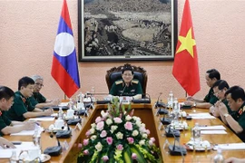 越南国防部长吴春历大将与老挝国防部长占沙蒙•占雅拉大将通电话