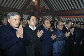阮春福总理同党、国家领导人上香缅怀胡志明主席的伟大功劳
