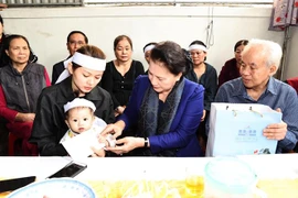 国会主席阮氏金银看望慰问中部洪灾牺牲烈士家属