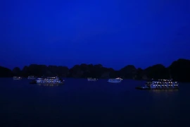 下龙湾游船上过夜旅游颇受游客青睐