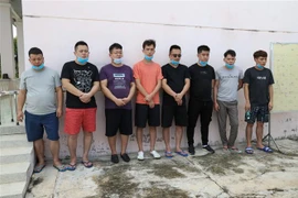 广宁和西宁两省边防部队抓到多名非法出入境人员并把他们送到隔离区