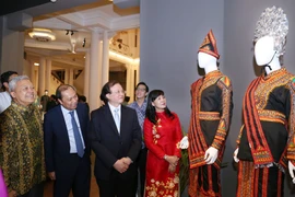2020年东盟各国传统服饰展精彩亮相首都河内