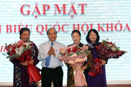 越南政府总理亲切会见国会妇女代表