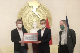 德国共产党携手帮助越南中部灾民开展灾后重建工作