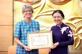 越南向西班牙驻越南大使授予“致力于各民族的和平友谊”纪念章