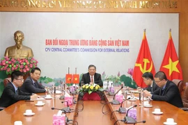 越共中央对外部领导与乌拉圭政党领导举行视频会谈