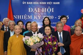 汪周刘连任和平委员会主席