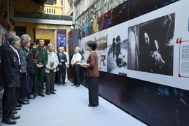 “让天空永远湛蓝”展览会在河内市火炉监狱遗迹区举行