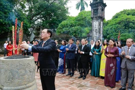 升龙-河内建都1010周年：河内市领导在华闾古都和都庙上香 