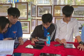 关于黄沙和长沙两个群岛的资料图片展在岘港市举行
