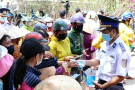 越南海警察司令部向朔庄省干旱和海水入侵灾民捐赠生活用水和医用口罩