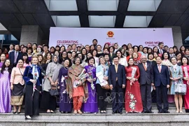 越南在三八国际妇女节来临之际举行了外交代表团见面会