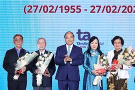 阮春福总理：医务人员们是疫情防抗阻击战一支坚强的冲锋队