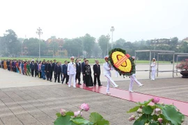 胡志明主席诞辰130周年：国会代表在出席第九次会议前夕拜谒胡志明主席陵