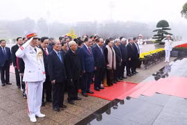 越南党和国家领导人拜谒胡志明主席陵