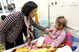 越共中央民运部部长张氏梅亲切慰问癌症患者