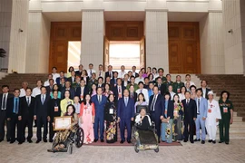  越南政府总理阮春福出席“为社会默默奉献的先进人物” 表彰大会