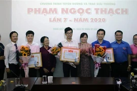 胡志明市团市委向28名年轻医师颁发范玉石奖