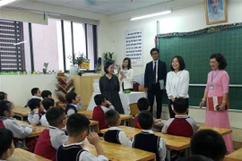 日本外务省大臣夫人探访河内朱文安小学