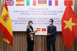 越南向部分欧洲国家移交防疫物资