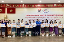 胡志明市对112名老挝和柬埔寨优秀大学生予以表彰